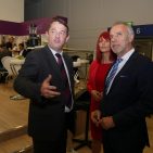 Schauen am Steba-Stand hinauf in eine gute Zukunft: Markus Müller, Steba, Miss IFA und H.-J. Kamp, gfu. ifa-2015-37