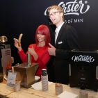 Hier geht es um die Wurst! Miss IFA verkostet am Stand von Severin eine perfekt im Wurster gegrillte Bratwurst. Sven Schulte, Mitglied der Inhaberfamilie von Severin, schaut amüsiert zu. ifa-2015-38