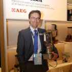 Michael Geisler, Boss über die AEG Kleingeräte, umschmeichelt seine Lieblingsneuheit den Hochleistungsmixer GourmetPro SB 9300. Dieser zaubert dank titanbeschichteter Messer und einem speziellen, leicht geneigten Krugdesign exzellente Smoothies. ifa-2015-39