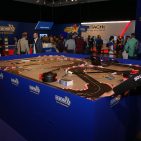 Wenn man schon nicht die DTM live auf den Messestand bringen kann, dann muss zumindest eine Carrera-Bahn her. ifa-2015-49