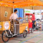 Muntert die strapazierte Messeseele auf: Popcorn, Würstchen und Snacks am Stil. Muntert die strapazierte Messeseele auf: Popcorn, Würstchen und Snacks am Stil.