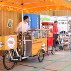 Muntert die strapazierte Messeseele auf: Popcorn, Würstchen und Snacks am Stil. Muntert die strapazierte Messeseele auf: Popcorn, Würstchen und Snacks am Stil.