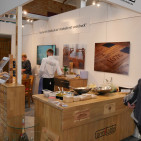 Aus Wein Utensilien wie Fassdauben oder Weinkisten zaubert formiTable individuelle, anheimelnde Küchenaccessoires. Aus Wein Utensilien wie Fassdauben oder Weinkisten zaubert formiTable individuelle, anheimelnde Küchenaccessoires.