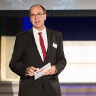 René Efler, Chefredakteur der markt intern Ausgabe Elektro-Fachhandel, bei seiner Anmoderation zum Thema „Sortimentserweiterung durch interaktive Regale.“ René Efler, Chefredakteur der markt intern Ausgabe Elektro-Fachhandel, bei seiner Anmoderation zum Thema „Sortimentserweiterung durch interaktive Regale.“