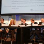 Unter der Moderation von Chantal Tessmann-Wagner und Dr. Frank Schweizer-Nürnberg (mitte) beleuchteten (v.l.n.re.) Carsten Schmitz (Intersport), Thomas Görner (Foto Koch, Düsseldorf), Kai Hofmann (Elektro Hofmann , Düsseldorf), Uwe Baust (Stadt Sparkasse Düsseldorf) und Dr. Frank Voßloh (Viessmann) das Thema „Digitale oder analoge Vernetzung – was bringt mehr?“ Unter der Moderation von Chantal Tessmann-Wagner und Dr. Frank Schweizer-Nürnberg (mitte) beleuchteten (v.l.n.re.) Carsten Schmitz (Intersport), Thomas Görner (Foto Koch, Düsseldorf), Kai Hofmann (Elektro Hofmann , Düsseldorf), Uwe Baust (Stadt Sparkasse Düsseldorf) und Dr. Frank Voßloh (Viessmann) das Thema „Digitale oder analoge Vernetzung – was bringt mehr?“