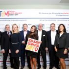 Die Mittelständler aus dem Hausgerätebereich gaben dem Mittelstandstag eine besondere Note. (v.l.n.re.): René Efler (mi), Rolf Diehl (Jura), Franziska Graef (Graef), Markus Bisping (Beurer), mi Kampagnen-Botschafterin, Uwe Störzer (WMF), Helmut Geltner (Graef), Johanna Graef (Graef) und Ralf Wietek(Severin Floorcare). Die Mittelständler aus dem Hausgerätebereich gaben dem Mittelstandstag eine besondere Note. (v.l.n.re.): René Efler (mi), Rolf Diehl (Jura), Franziska Graef (Graef), Markus Bisping (Beurer), mi Kampagnen-Botschafterin, Uwe Störzer (WMF), Helmut Geltner (Graef), Johanna Graef (Graef) und Ralf Wietek(Severin Floorcare).