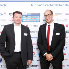 Gut gelaunt an der Promi-Fotowand: Michael Maier (li), Geschäftsführer fitbit, mit mi-Chefredakteur René Efler. Gut gelaunt an der Promi-Fotowand: Michael Maier (li), Geschäftsführer fitbit, mit mi-Chefredakteur René Efler.