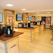 Nichts lenkt hier vom Kaffee ab: Das knapp 100 Quadratmeter große Ladenlokal. Nichts lenkt hier vom Kaffee ab: Das knapp 100 Quadratmeter große Ladenlokal.