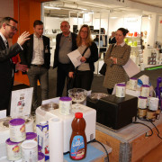 Martin Wolf (li.), Vertriebsleiter Hausgeräte, führte interessierte Mitglieder durch die Ausstellung.