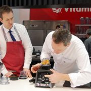 Starkoch Klaus Velten erläutert die vielfältigen Möglichkeiten der Vitamix Ascent sowie das Selbsterkennungssystem zu den einzelnen Mixbehältern. Starkoch Klaus Velten erläutert die vielfältigen Möglichkeiten der Vitamix Ascent sowie das Selbsterkennungssystem zu den einzelnen Mixbehältern.