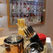 Ein großer Teil der Messepräsentation von KitchenAid wurde speziell dem Koch- und Backzubehör gewidmet. Ein großer Teil der Messepräsentation von KitchenAid wurde speziell dem Koch- und Backzubehör gewidmet.