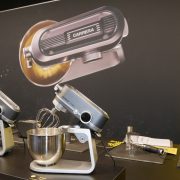 Ein Muss ist der Besuch des Standes von Carrera. Die neue Küchenmaschine fand viel Anklang und unterstrich den Premiumcharakter der Marke Carrera. Ein Muss ist der Besuch des Standes von Carrera. Die neue Küchenmaschine fand viel Anklang und unterstrich den Premiumcharakter der Marke Carrera.