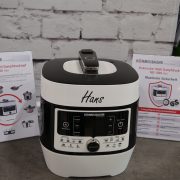 Rommelsbacher stellte seine Neuheit „Hans“ vor – ein elektrischer Dampfdrucktopf, der viele Geräte zur Speisenzubereitung überflüssig macht. Rommelsbacher stellte seine Neuheit „Hans“ vor – ein elektrischer Dampfdrucktopf, der viele Geräte zur Speisenzubereitung überflüssig macht.