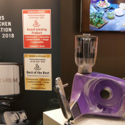 In der Trendfarbe lila zeigt sich die schwedische Küchenmaschine Ankarsrum.