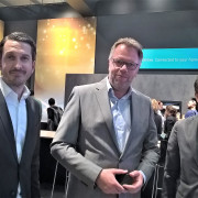 Neues bei der BSH (v.li.): Daniel Engelhard gibt unter den Augen von Volker Klodwig (BSH-Vertriebschef) und Roland Hagenbucher (Siemens-Marken-GF) als Key-Accounter Siemens seinen Einstand.