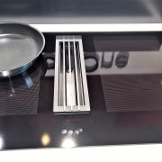 Miele: TwoInOne, Kochfeld mit integriertem Wrasenabzug. Miele: TwoInOne, Kochfeld mit integriertem Wrasenabzug.