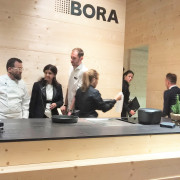 Bora: Willi Bruckbauer (li) in Aktion, Koch Giancarlo Morelli sowie Mitarbeiter und Hansgeorg Derks (re.) mit Kamera in Aktion.