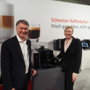 Präsentieren die den neuen Jura Kaffee-Vollautomaten S80: Horst Nikolaus und Wiebke Reineke. Präsentieren die den neuen Jura Kaffee-Vollautomaten S80: Horst Nikolaus und Wiebke Reineke.
