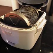 Die Cyclo Fry – eine Heißluftfritteuse mit rotierendem Frittierkorb von Russell Hobbs. Die Cyclo Fry – eine Heißluftfritteuse mit rotierendem Frittierkorb von Russell Hobbs.