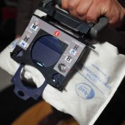AEG präsentierte seinen S-Bag, der sich beim Entnehmen aus dem Staubsauger von selbst verschließt. AEG präsentierte seinen S-Bag, der sich beim Entnehmen aus dem Staubsauger von selbst verschließt.