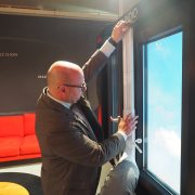 Abluft neu gedacht: Eine Adapterschiene am Fenster verhindert, dass warme Außenluft wieder in den Raum zurückströmt. Abluft neu gedacht: Eine Adapterschiene am Fenster verhindert, dass warme Außenluft wieder in den Raum zurückströmt.
