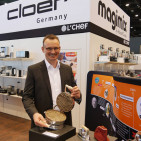 Achim Cloer zeigte schon mal das neue Waffeleisen, das zur IFA seine große Premiere haben wird.
