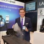 Trommelte für das App unterstützte Bügeln: Laurastar Vertriebschef und Mitglied der Inhaberfamilie Michael Monney. Trommelte für das App unterstützte Bügeln: Laurastar Vertriebschef und Mitglied der Inhaberfamilie Michael Monney.