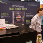 Bisher eher in der Gastronomie bekannt: Haltbarmachen von Speisen über Kälte. Harvestright bringt diese Technologie nun in die heimischen Küchen. Bisher eher in der Gastronomie bekannt: Haltbarmachen von Speisen über Kälte. Harvestright bringt diese Technologie nun in die heimischen Küchen.