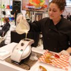 Bei Kalorik entdeckt: Ein Waffeleisen, das durch seine Neigung eine Befüllung ohne Überquellen ermöglicht. Bei Kalorik entdeckt: Ein Waffeleisen, das durch seine Neigung eine Befüllung ohne Überquellen ermöglicht.