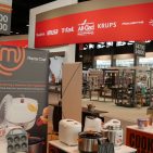 Nicht zu übersehen: Der Messestand der Groupe SEB, die sich als Weltmarktführer bei Kleingeräten sieht. Nicht zu übersehen: Der Messestand der Groupe SEB, die sich als Weltmarktführer bei Kleingeräten sieht.