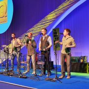 Die GlasBlasSing Band sorgte mit ihrer Flaschenmusik für einen unkonventionell, lockeren Einstieg in die Gesellschafterversammlung. Die GlasBlasSing Band sorgte mit ihrer Flaschenmusik für einen unkonventionell, lockeren Einstieg in die Gesellschafterversammlung.