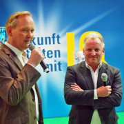 Stargast Andreas Brehme (re), Fussball-Weltmeister 1990, im Gespräch mit Moderator Urban Luig.