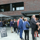 Hermann Graef begrüßt die eintreffenden Gäste im neuen Markenzentrum. Hermann Graef begrüßt die eintreffenden Gäste im neuen Markenzentrum.