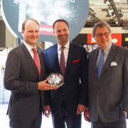 Happy Miele! Es freuen sich über die Geschirrspüler-Innovation PowerDisk (v.li): Dr. Markus Miele. Dr. Axel Kniehl, Dr. Reinhard Zinkann. PowerDisk by Miele