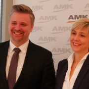 Gaben Auskunft über aktuelle Küchentrends: Martina Sedlmaier (Senior Director Market Insights Central Europe, GfK) und Volker Irle (Geschäftsführer Arbeitsgemeinschaft Die Moderne Küche). Gaben Auskunft über aktuelle Küchentrends: Martina Sedlmaier (Senior Director Market Insights Central Europe, GfK) und Volker Irle (Geschäftsführer Arbeitsgemeinschaft Die Moderne Küche).