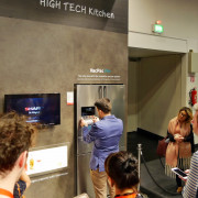 … und stellte mit „VacPac Pro“ eine Kühlkombi vor, die auch vakuumieren kann. … und stellte mit „VacPac Pro“ eine Kühlkombi vor, die auch vakuumieren kann.