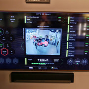 Nicht das smarte Haus war der Star, sondern der in der Halle geparkte Tesla. Nicht das smarte Haus war der Star, sondern der in der Halle geparkte Tesla.